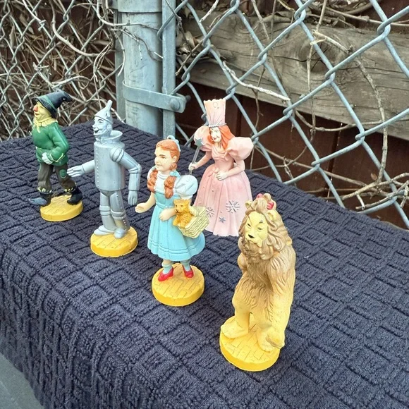 Green and Silver Action Figures Playset - Picture 3 of 12